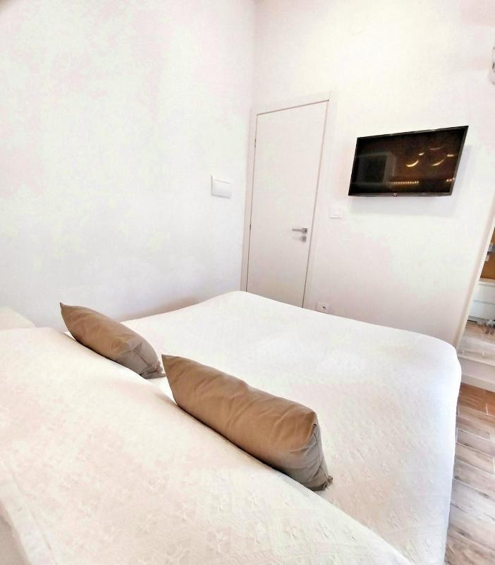 Attic Apartment Air Conditioning Fast WiFi - image 6