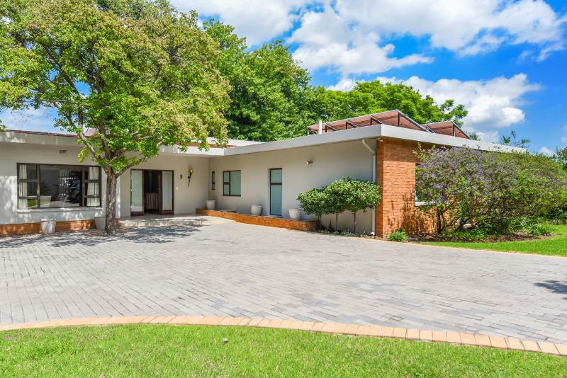 4 Bedroom - Family Home - Tennis Court - Pool - image 4