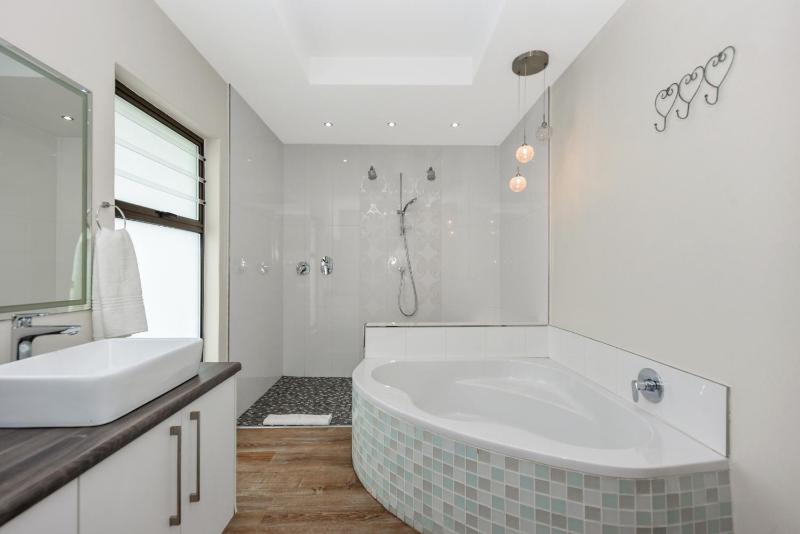 4 Bedroom - Family Home - Tennis Court - Pool - image 2