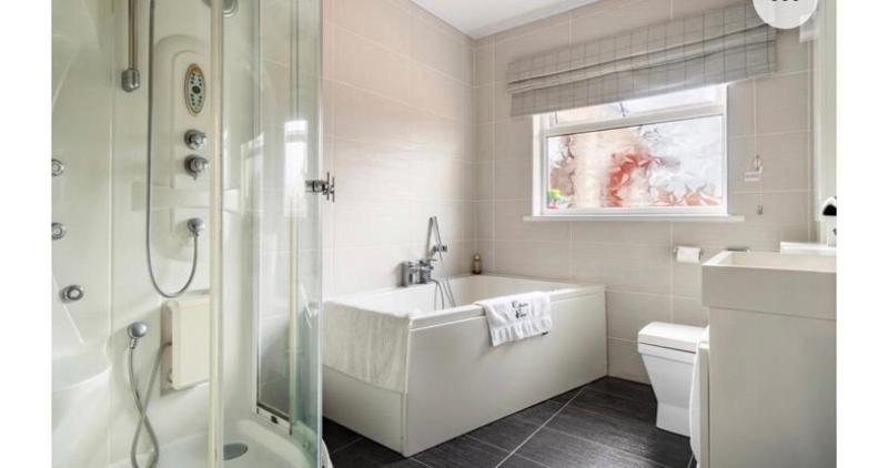 Double Room with Shared Bathroom image 2