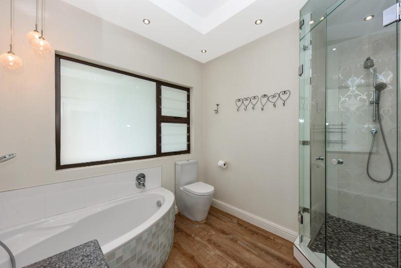 4 Bedroom - Family Home - Tennis Court - Pool - image 8