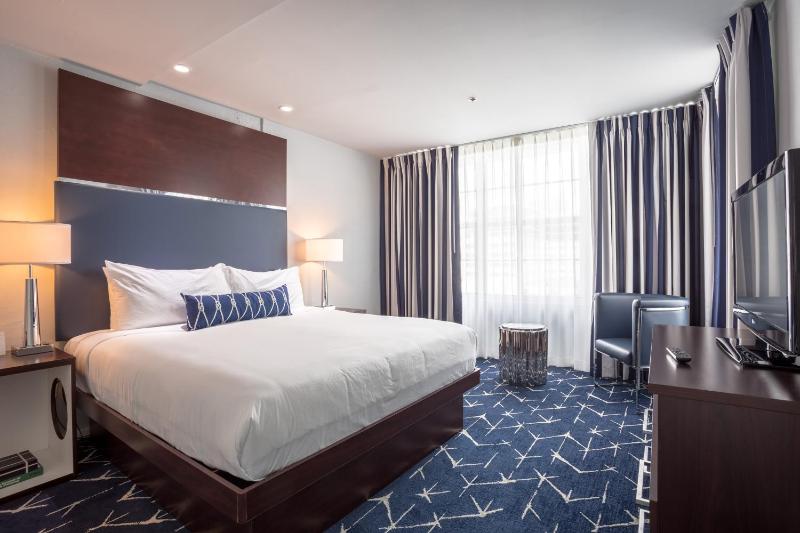 Deluxe King Room image 4