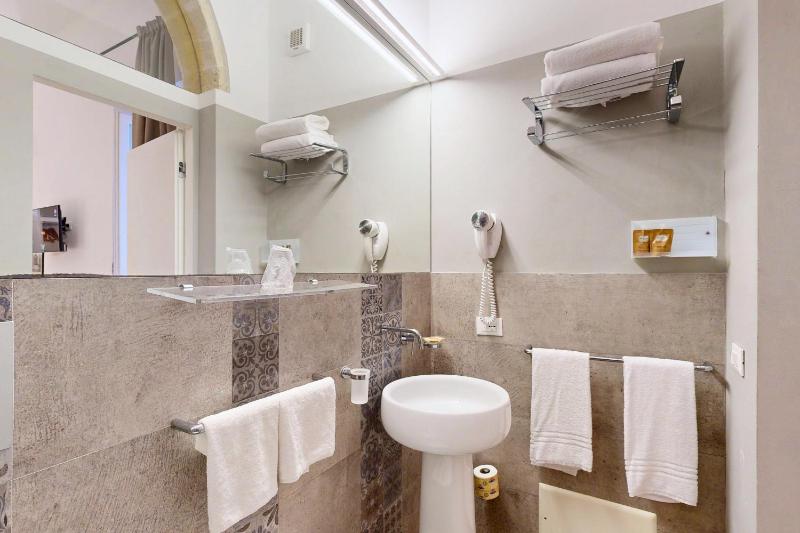 Standard Double Room  image 4