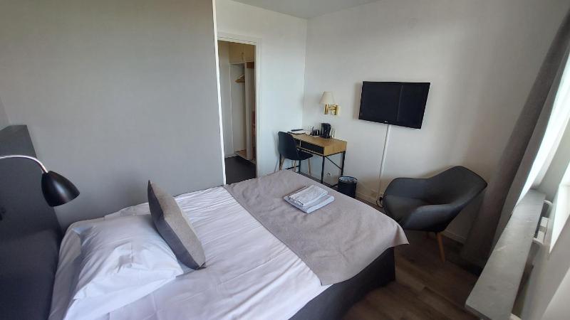 Small Double Room image 1