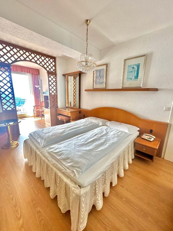 Double Room with Lake View and Balcony image 4