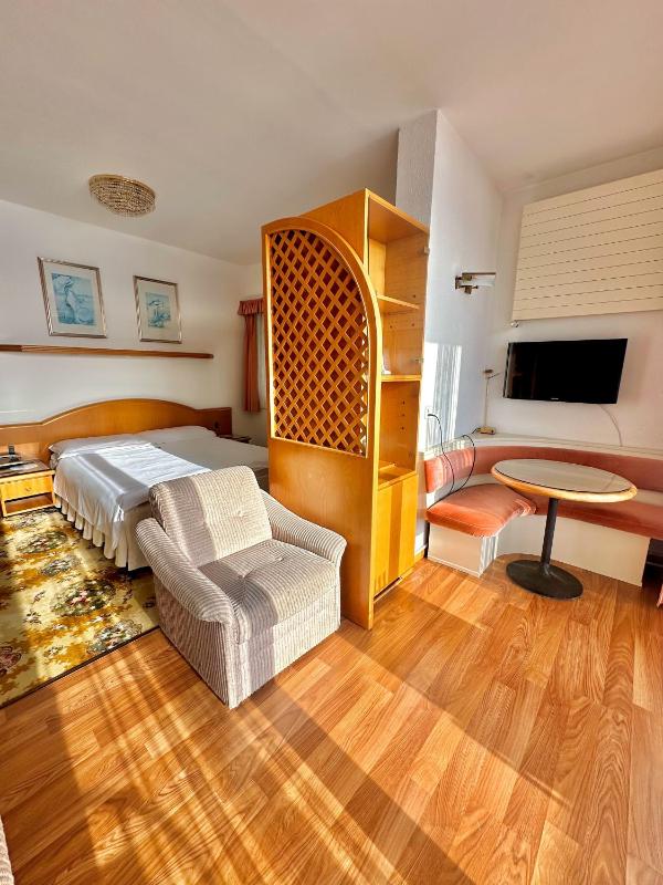 Junior Suite with Lake View and Balcony image 1