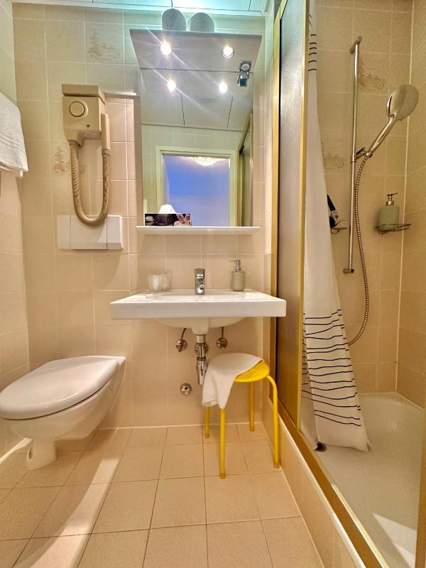 Double Room with Partial Lake View image 1