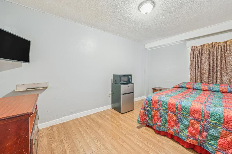 Queen Bed Non-Smoking image 3