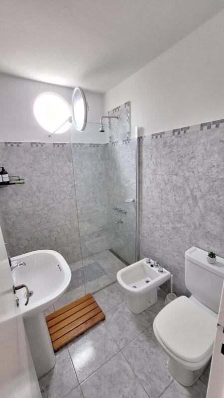 Lindo y confortable departamento con perfecta ubicación - image 9