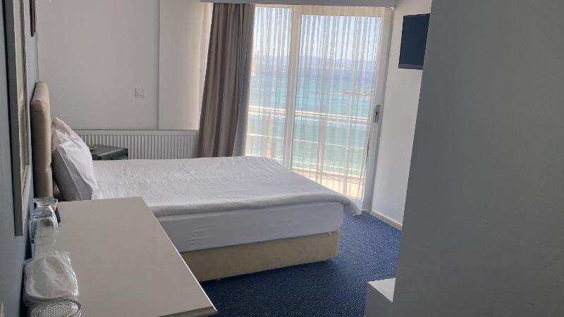 Double Room with Sea View image 3