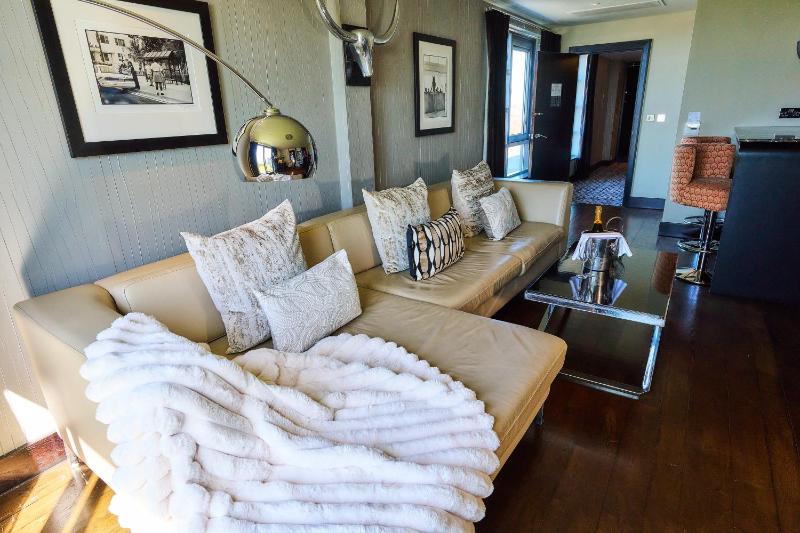 V Penthouse image 2