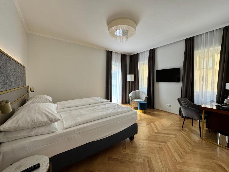 Deluxe Room - Double or Twin image 4