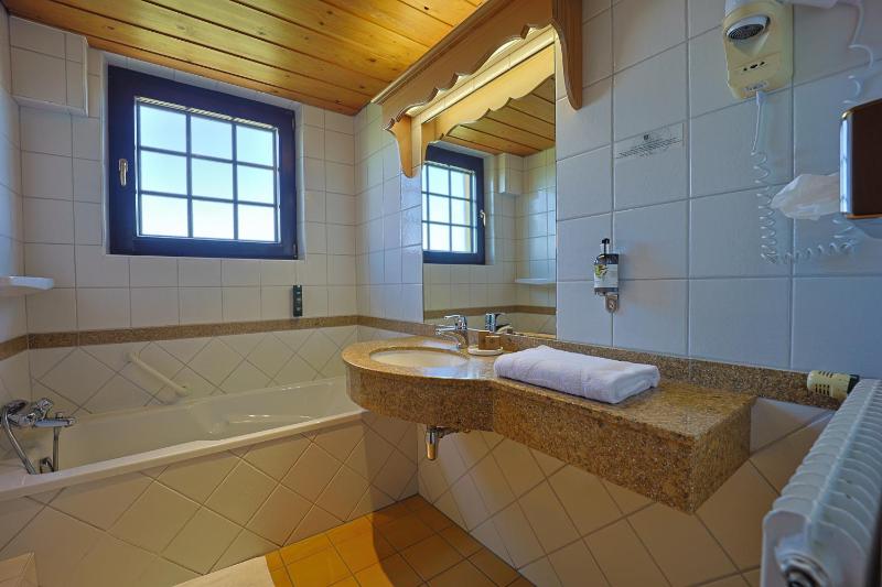 Standard Triple Room image 3