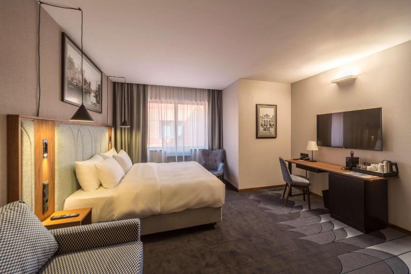 Family Room with Spa Access image 3