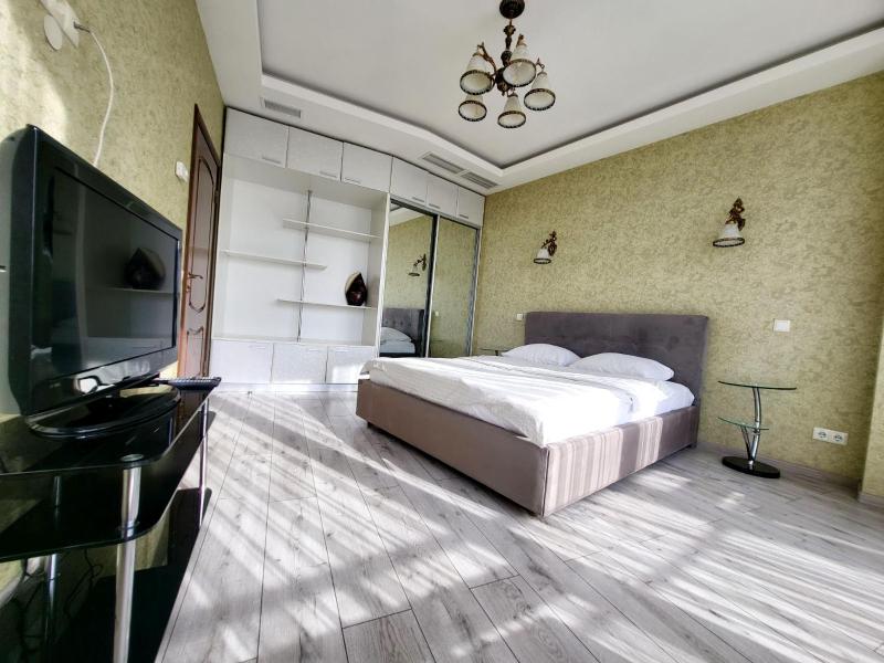 Deluxe One-Bedroom Apartment with Balcony and river view image 4