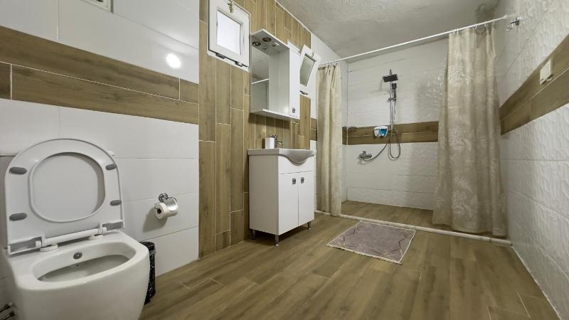 6-Bed Mixed Dormitory Room image 3