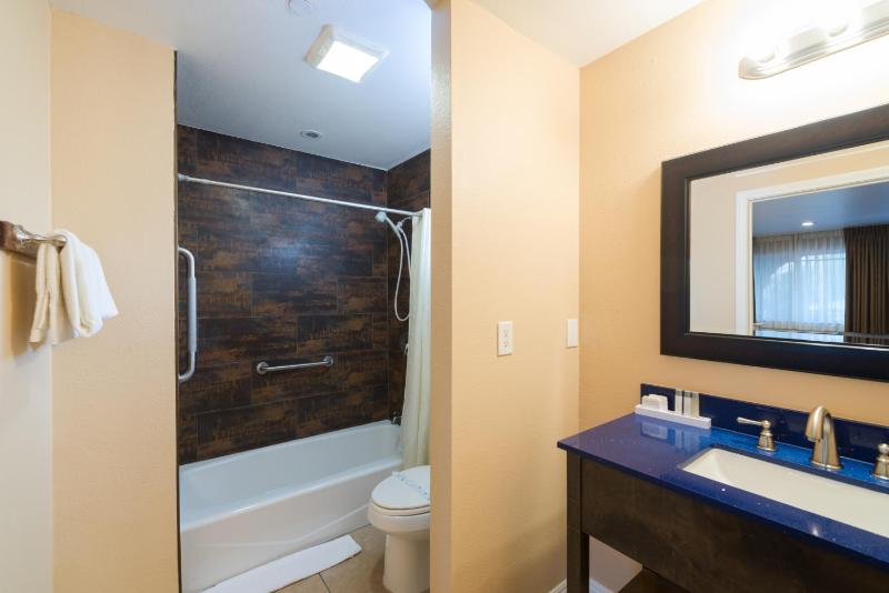 Deluxe Queen Room with Two Queen Beds image 2