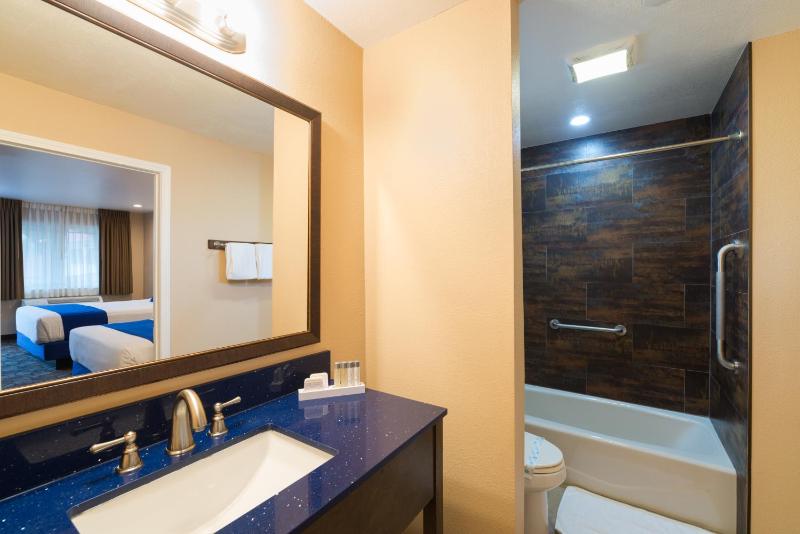 Deluxe Queen Room with Two Queen Beds image 4