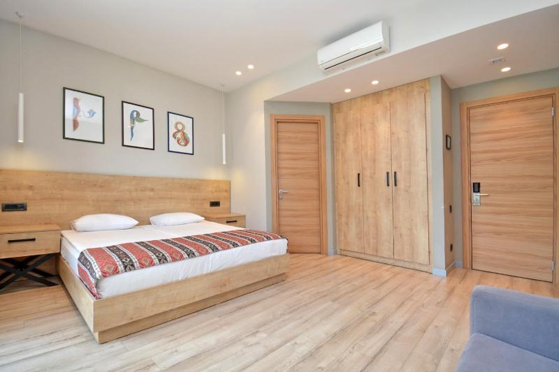 Deluxe Room (2 Adults + 1 Child) image 3