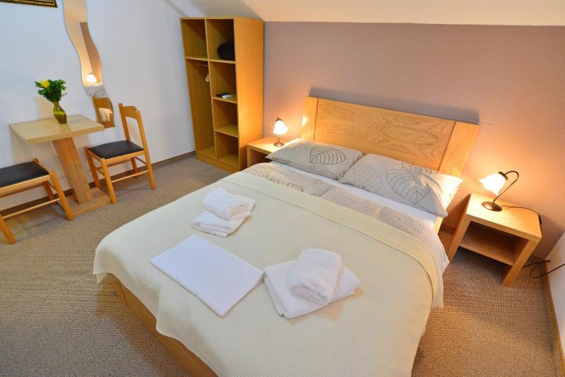 Double Room image 3