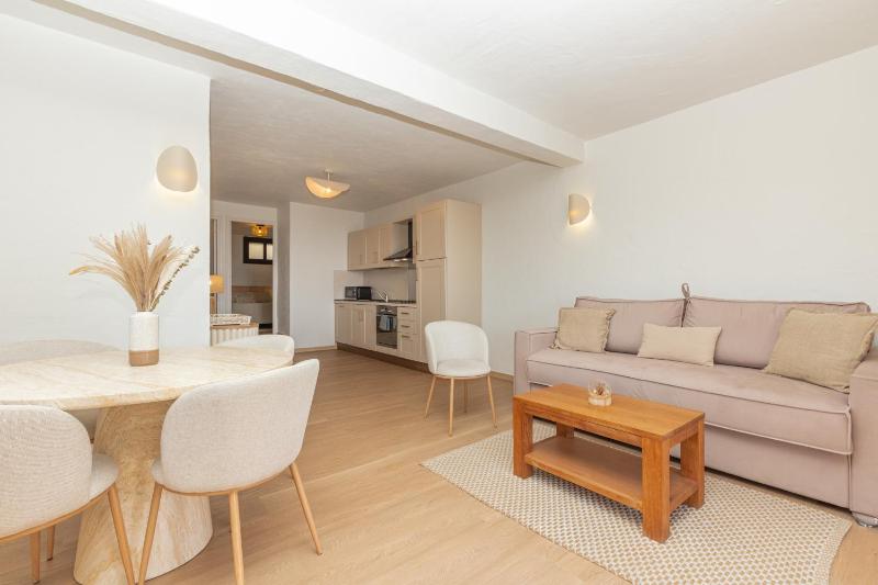 Two-Bedroom Apartment with Sea View image 1