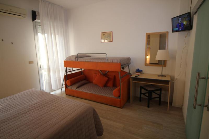Classic Quadruple Room image 3