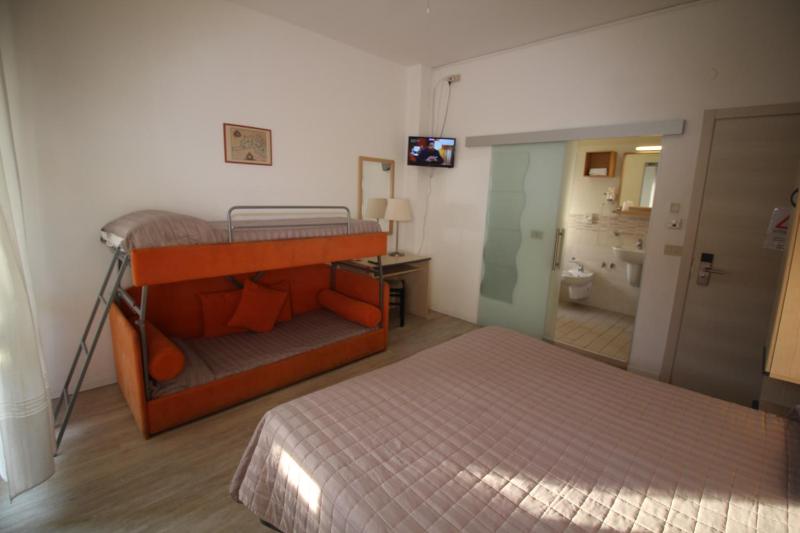 Classic Quadruple Room image 4