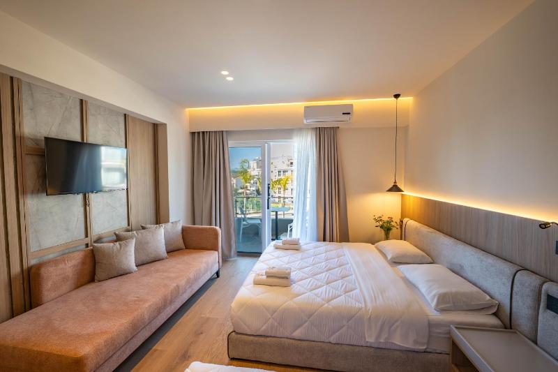 Deluxe Quadruple Room with Balcony image 4