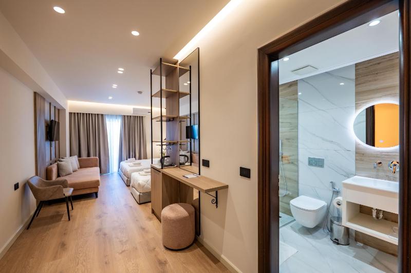 Deluxe Quadruple Room with Balcony image 3