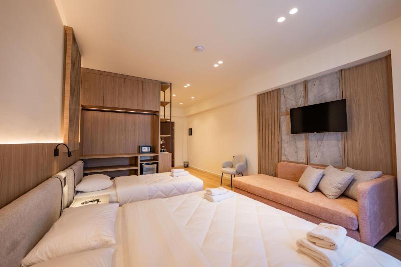 Deluxe Quadruple Room with Sea View image 4