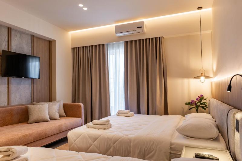 Deluxe Quadruple Room with Sea View image 3
