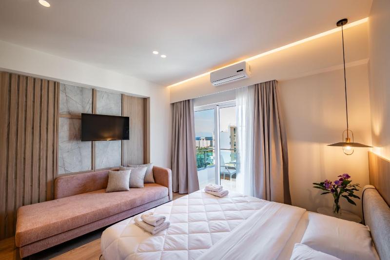 Deluxe Quadruple Room with Sea View image 2