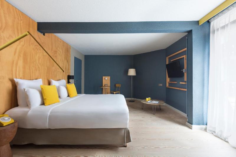 Junior Suite with Balcony image 3
