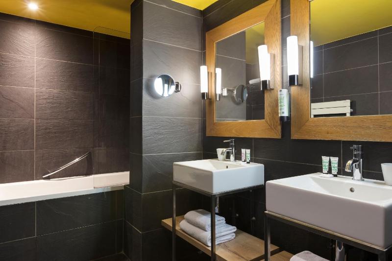 Junior Suite with Balcony image 2