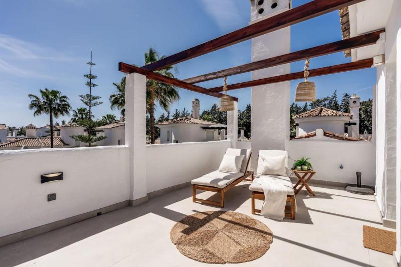 Ultimate Rentals - Luxury Penthouse - Los Naranjos de Marbella - image 7