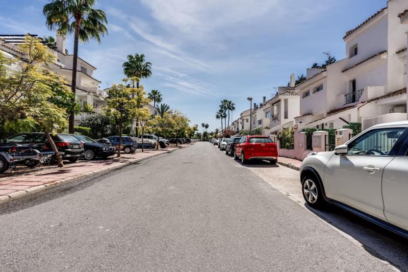 Ultimate Rentals - Luxury Penthouse - Los Naranjos de Marbella - image 9