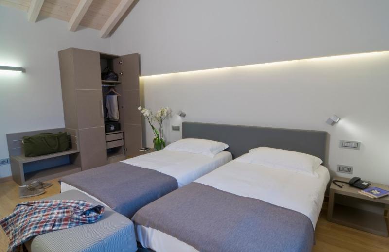 Twin Room image 3