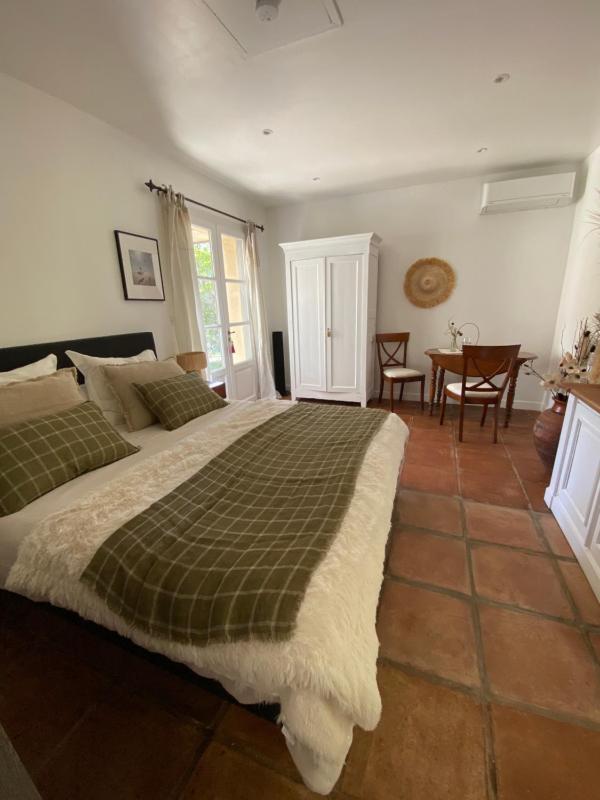 Standard King Room image 3