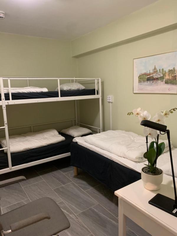 Basic Triple Room with Shared Bathroom image 1