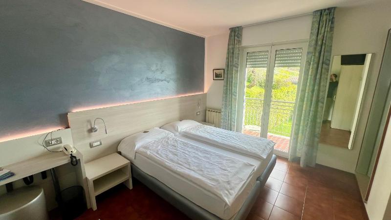 Double or Twin Room with Partial Lake View image 1