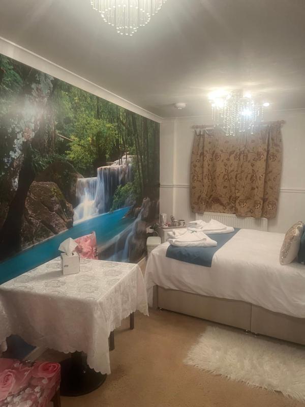 Double Room with Four Poster Bed image 3