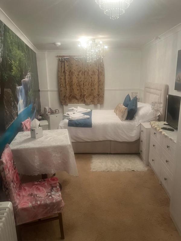 Double Room with Four Poster Bed image 2