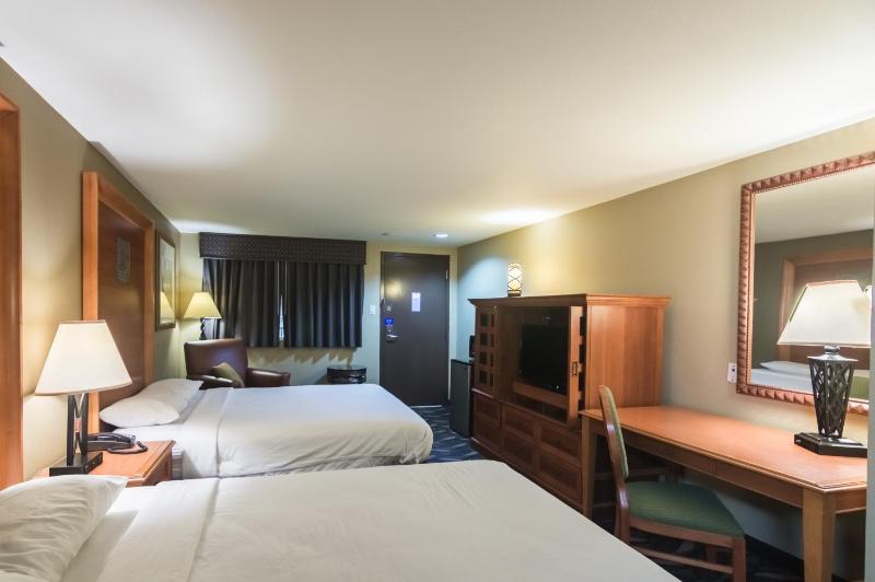 Deluxe Queen Room with Two Queen Beds - Non-Smoking image 4