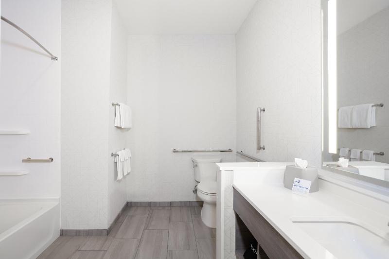 Standard Queen Room with Two Queen Beds and Mobility Accessible Tub image 3