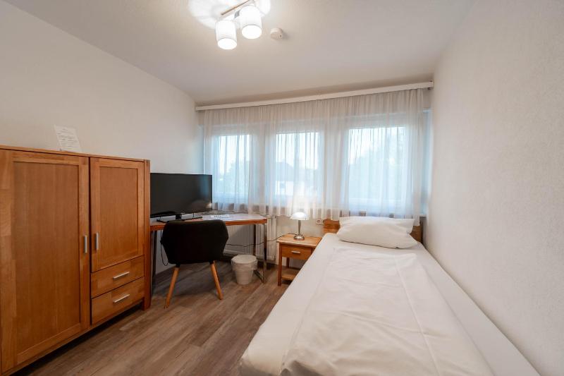 Single Room with Shower image 2