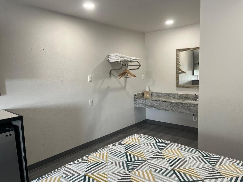 King Room - Non-Smoking image 3