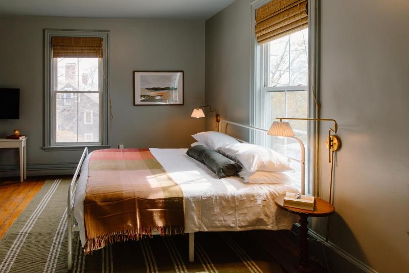 Standard King Room image 3