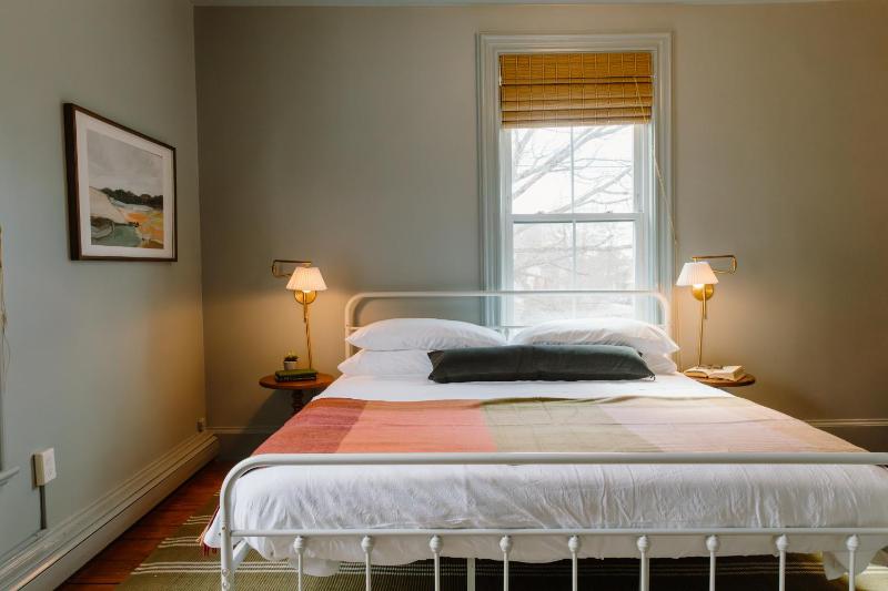 Standard King Room image 2