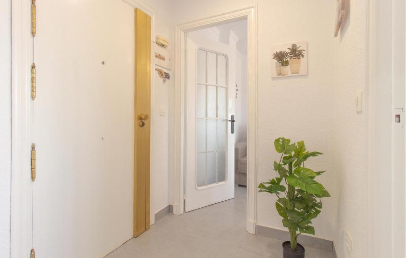 Beach Front Apartment In Torrevieja With Wifi - image 17