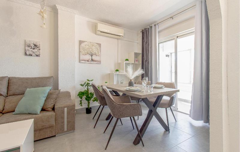 Beach Front Apartment In Torrevieja With Wifi - image 19